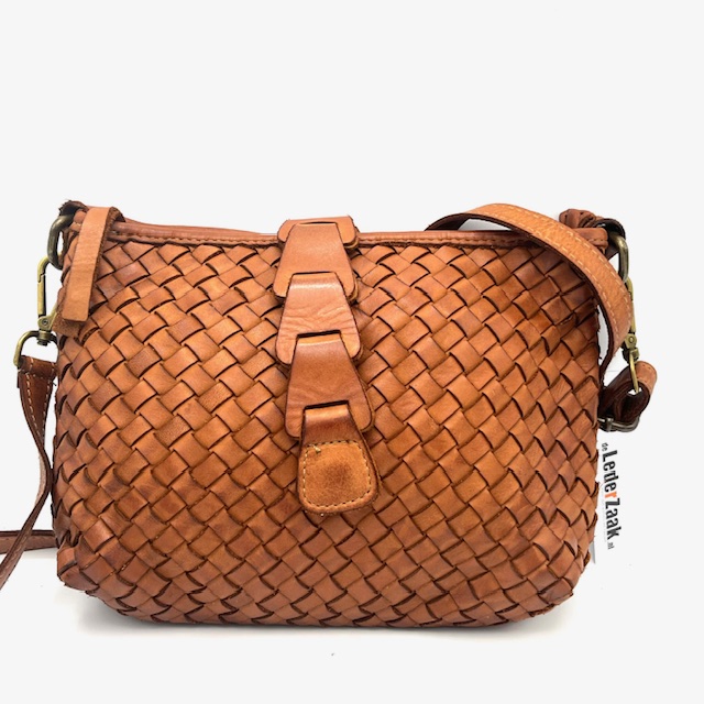 Deze crossbodytas heeft een warme kastanjebruine kleur. Het is gemaakt van hoogwaardig materiaal en heeft een verstelbare schouderband voor comfortabel dragen. Het heeft een compact formaat met genoeg ruimte voor al je essentials. Draag het over je schouder of schuin over je lichaam voor een trendy en handige look. Perfect voor dagelijks gebruik of een avondje uit.

Hoogte 21 x breed 24cm x diep 4cm