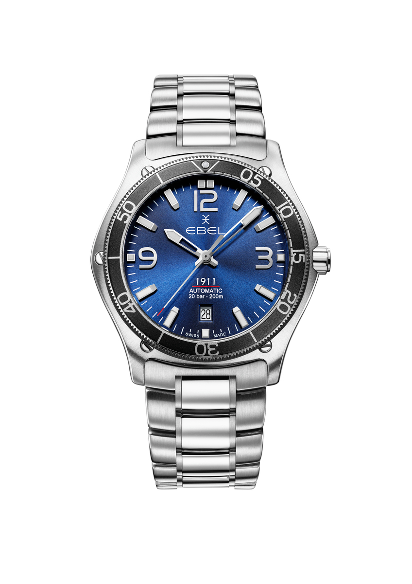Deze nieuwe Ebel 1911 Marine-editie wordt geleverd met een galvanische diepblauwe wijzerplaat. De in één richting draaiende bezel met zwarte aluminium ring zorgt voor een verbluffend contrast. De zeshoekige kastvorm, uitgebalanceerde proporties en de klassieke metalen band met vijf schakels, kenmerken de magnifieke EBEL 1911-modellen. 
