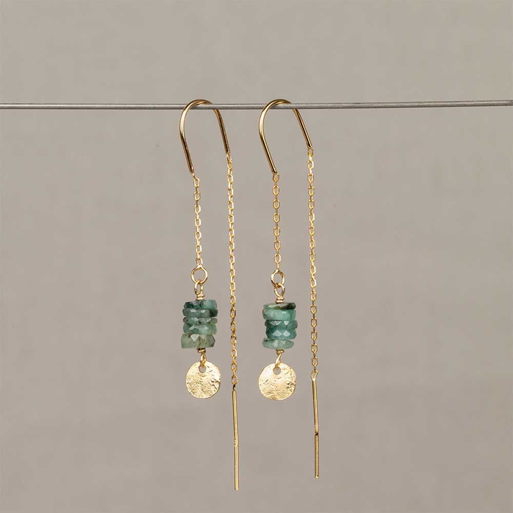 Deze prachtige oorbel is gemaakt van zilver verguld met een smaragd steen. De oorbel kan door het oor getrokken worden voor een trendy en stijlvolle look. Draag deze oorbel als een enkel statement stuk of combineer het met andere oorbellen voor een elegante uitstraling. De perfecte toevoeging aan elke sieradencollectie. Stralend en tijdloos!