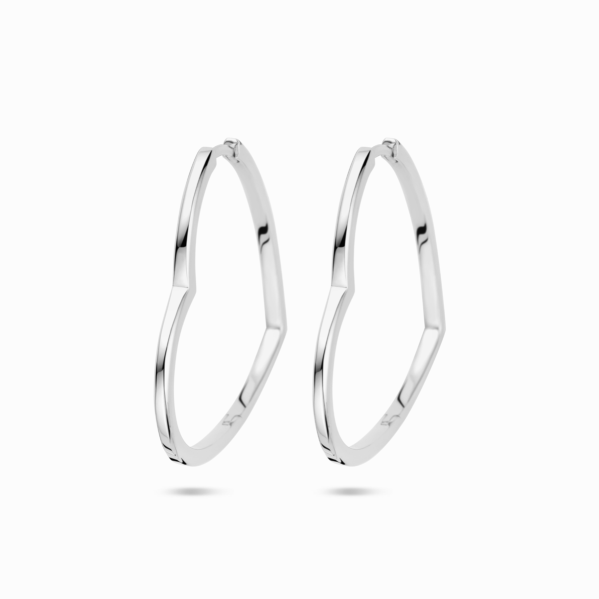 Gerhodineerd 925 zilveren klapoorringen uitgevoerd in de vorm van een hartje. De klapoorringen hebben een buisdikte van 2mm.
