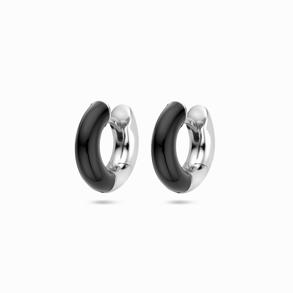 Gerhodineerd 925 zilveren oorringen uitgevoerd met zwart emaille. De oorringen hebben een breedte van 4mm.
