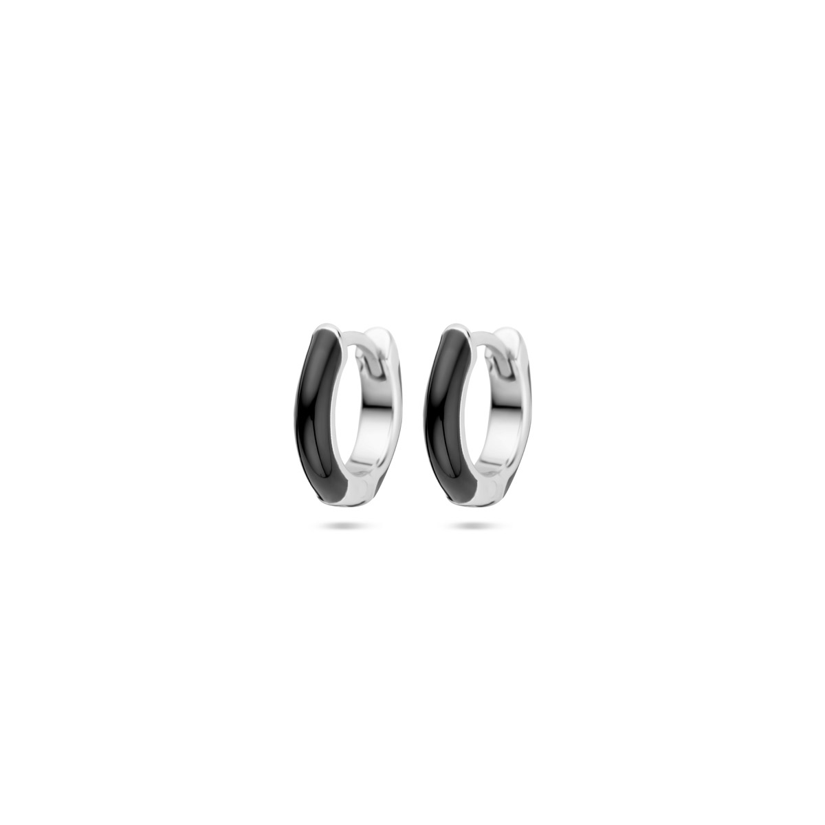 Gerhodineerd 925 zilveren oorringen uitgevoerd met zwart emaille. De oorringen hebben een afmeting van 10.5x2.5mm.