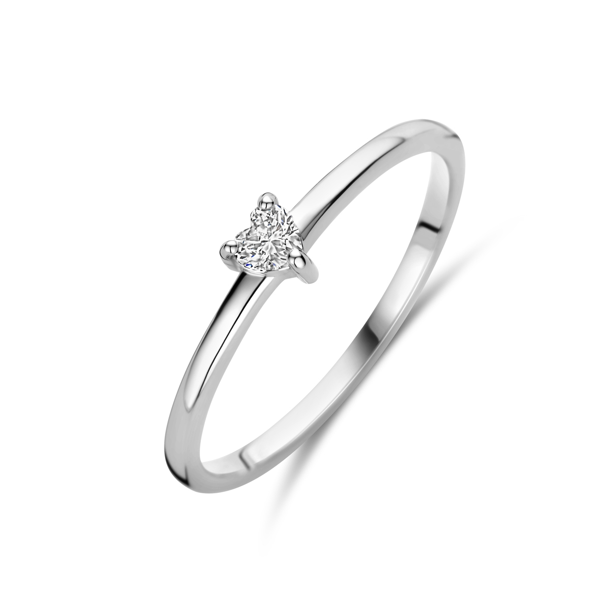 Gerhodineerd 925 zilveren ring uitgevoerd met zirkonia in de vorm van een hartje. De ring heeft een breedte van 4mm.