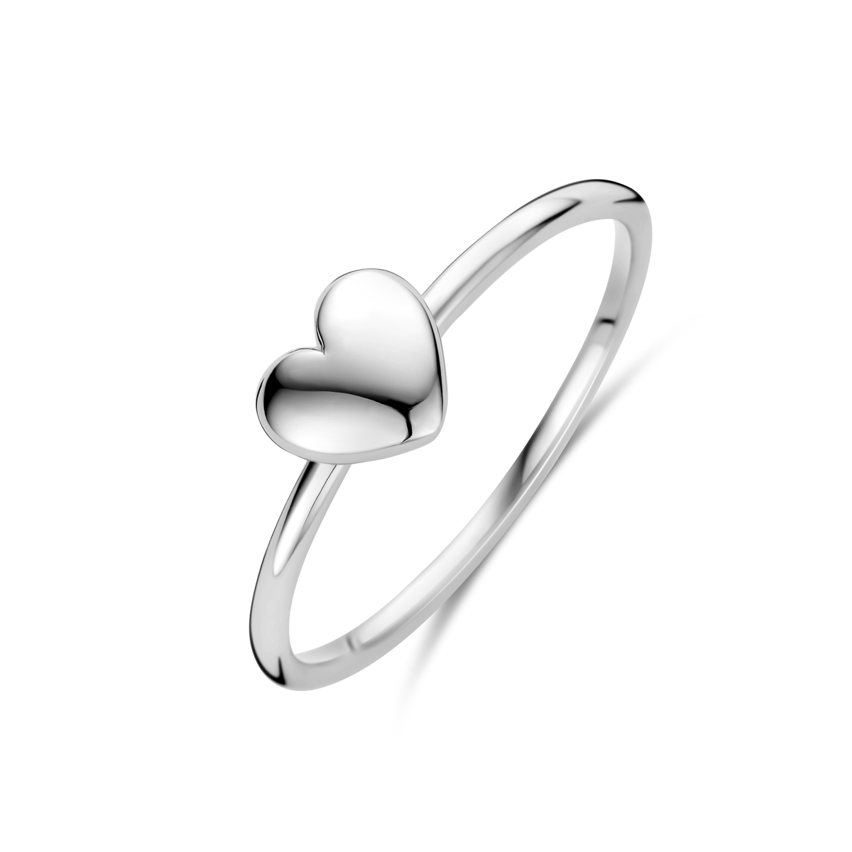 Gerhodineerd 925 zilveren ring uitgevoerd met een hartje. De ring heeft een breedte van 5.5mm.
