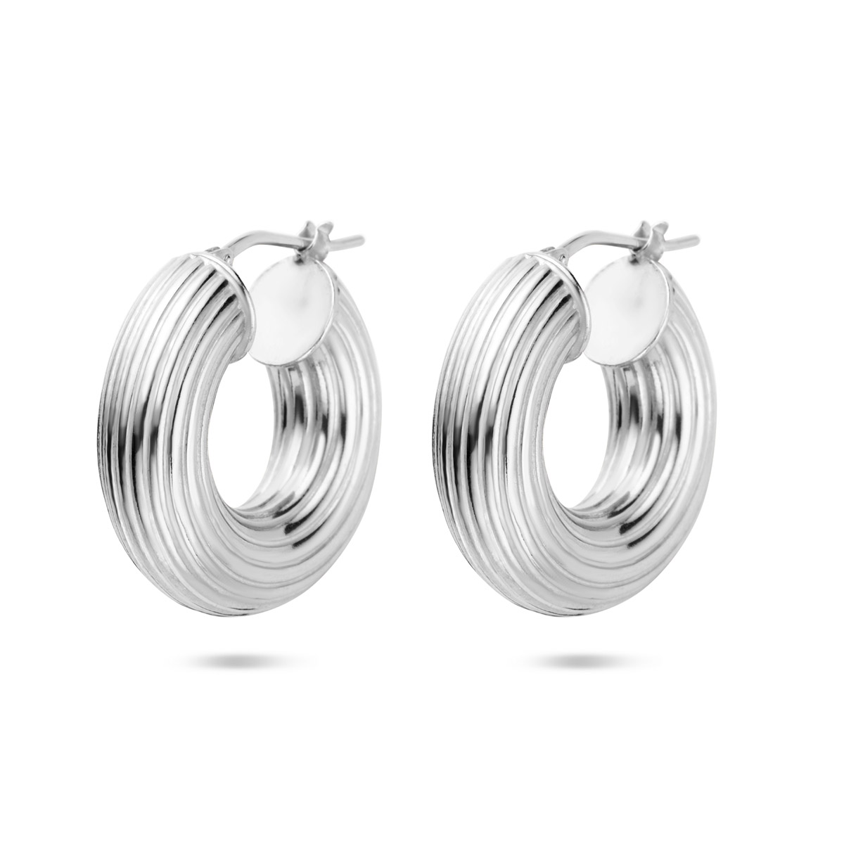 Gerhodineerd 925 zilveren oorringen met een afmeting van 26x8mm.