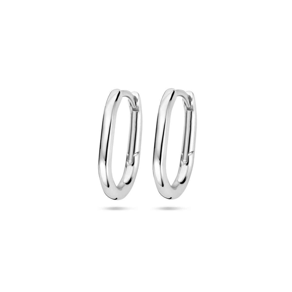 Gerhodineerd 925 zilveren klapoorringen. De oorringen hebben een breedte van 2mm.