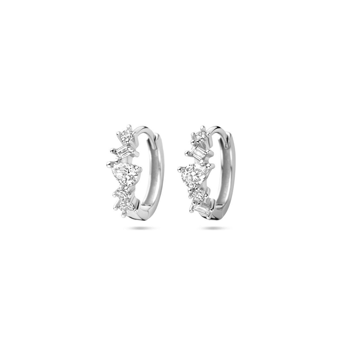 Gerhodineerd 925 zilveren klapoorringen uitgevoerd met zirkonia. De diameter is 13mm.