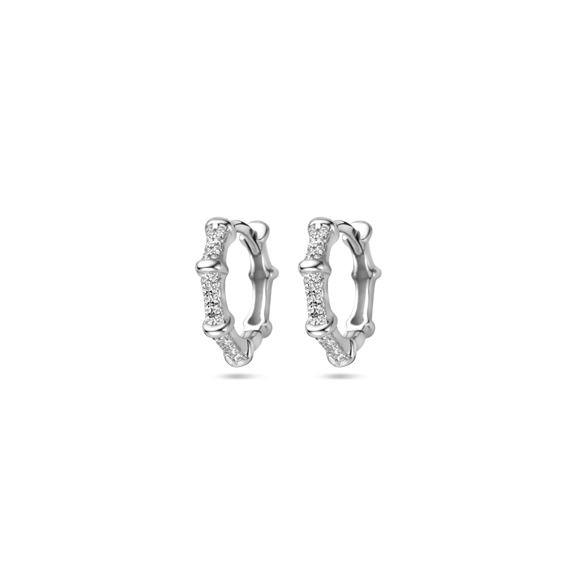 Gerhodineerd 925 zilveren klapoorringen uitgevoerd met zirkonia. De oorringen hebben een afmeting van 13x3mm.