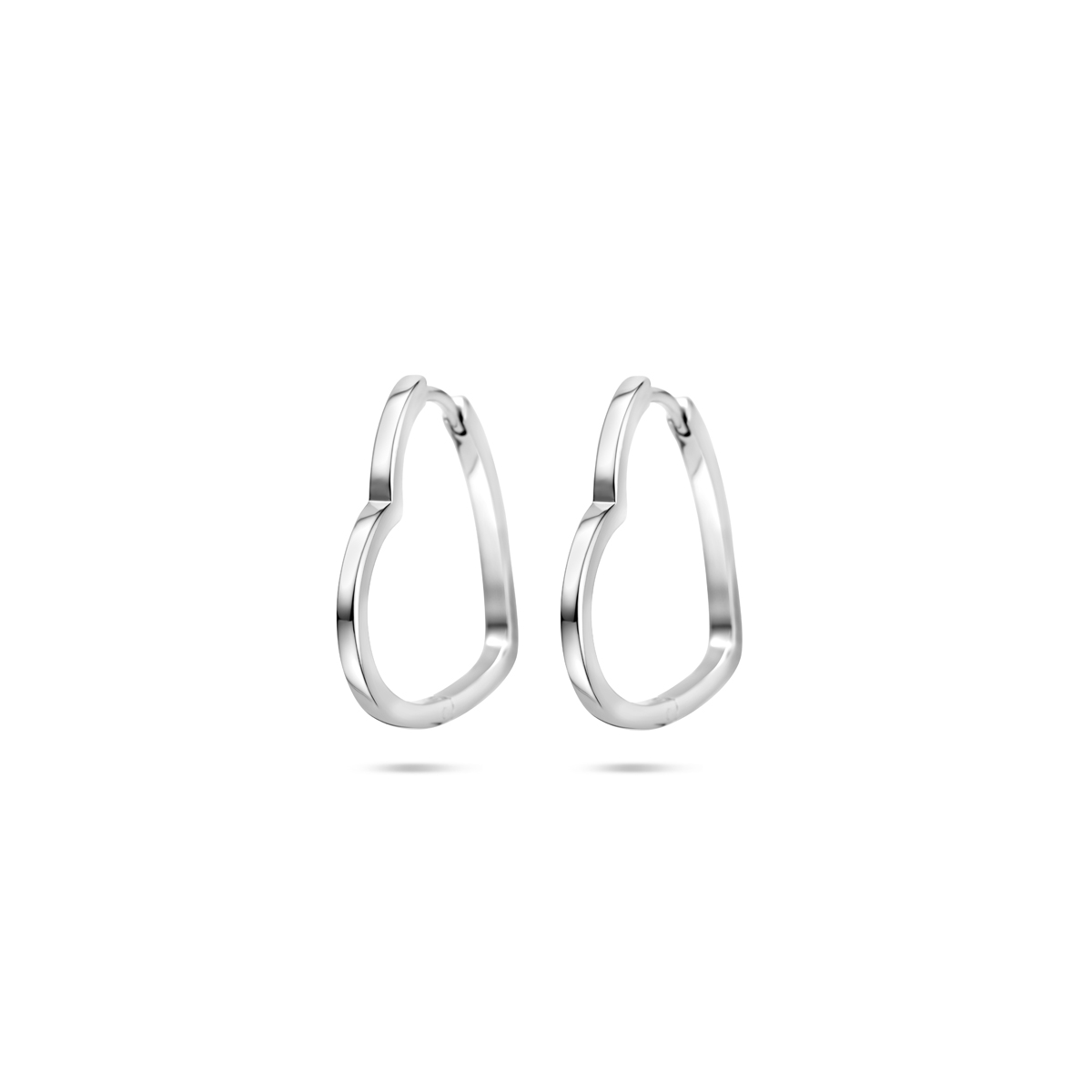 Gerhodineerd 925 zilveren klapoorringen uitgevoerd in de vorm van een hartje. De klapoorringen hebben een buisdikte van 2mm.