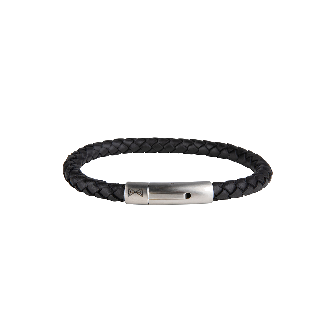 Dit tijdloze model heeft een eenvoudig gevlochten design. Glad, fijn leer dat mooier wordt met de tijd, ook in bruin leer. Combineert perfect met uw horloge of andere Aze sieraden. Het ronde slot is gemaakt van staal en is eenvoudig te openen door het eenvoudige kliksysteem.