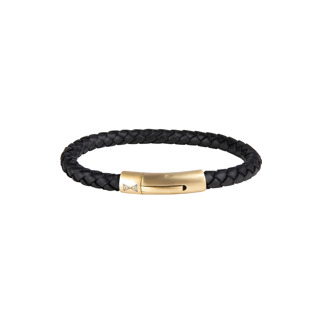 Deze armband is van het merk AZE Jewels. Het is een herensieraad gemaakt van leer. De armband is zwart van kleur.