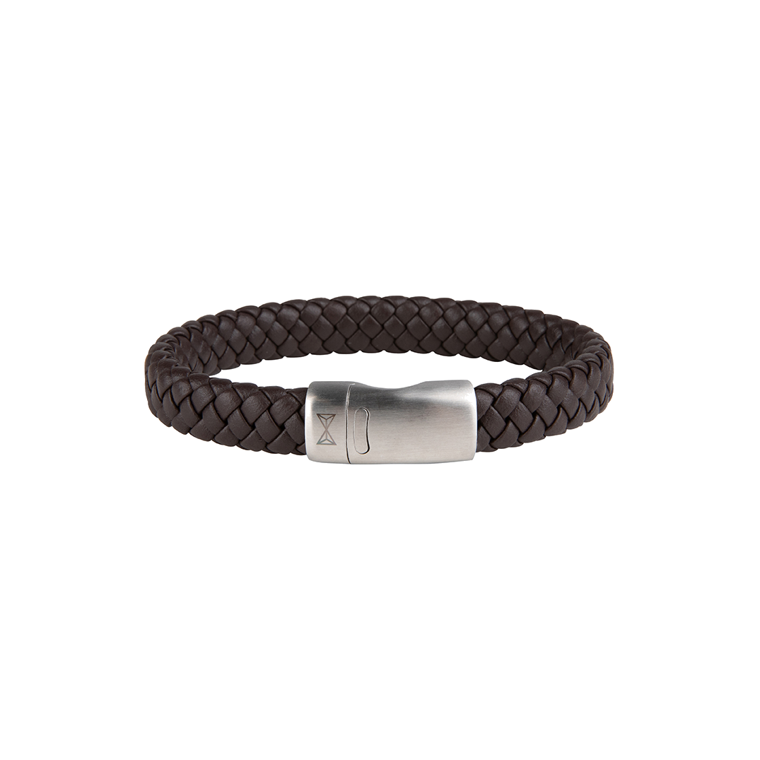 Stijlvol en tijdloos. Dat is waar deze armband voor staat. Deze armband past perfect bij iedereen en voegt onmiddellijk stijl toe aan je persoonlijkheid. Gemaakt van hoogwaardig zwart leer met een geborsteld staalslot. Deze armband is perfect te combineren met andere Aze sieraden.