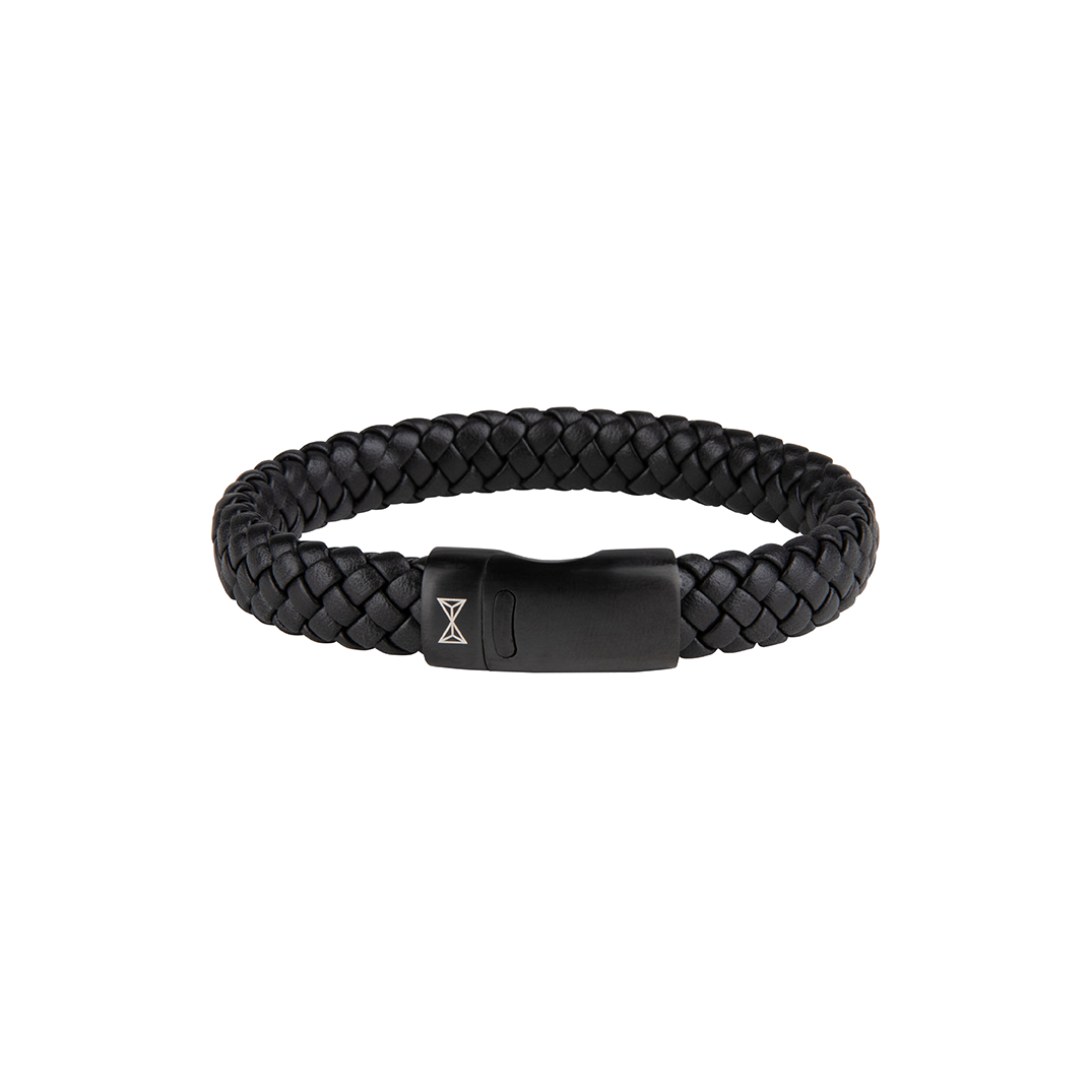 Stijlvol en tijdloos. Dat is wat deze armband voor staat. De Iron Jack Black armband heeft een perfecte pasvorm voor iedereen. Gemaakt van een hoge kwaliteit leder met een stalen zwart geborsteld slot. Deze armband kan perfect gecombineerd worden met andere Aze sieraden.