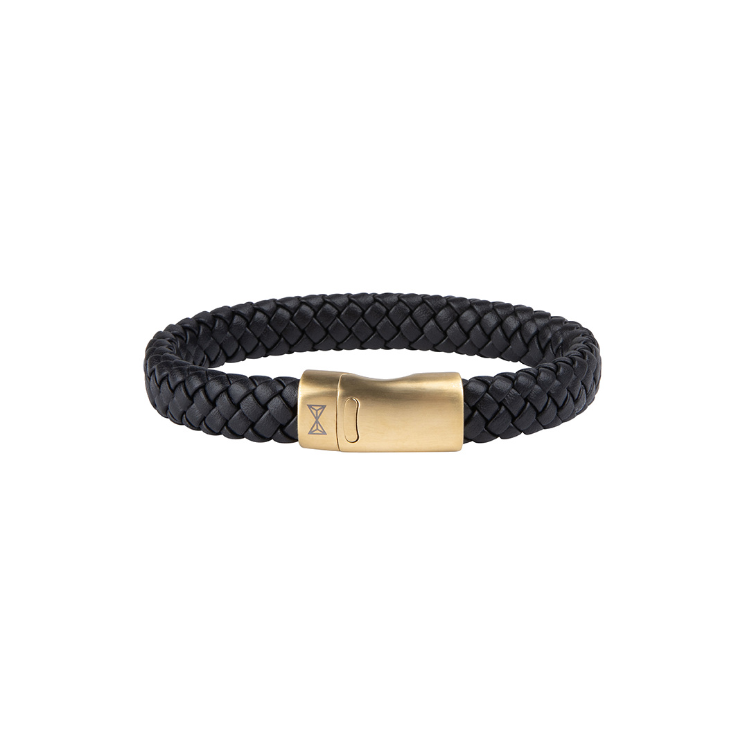 Stoere herenarmband van AZE Jewels. De armband is gemaakt van mooi echt leer, het leer heeft een gevlochten patroon. De armband sluit met een sterke stainless steel magneetsluiting zodat de armband goed aan je pols blijft zitten. Ideaal om te combineren met verschillende (AZE Jewels) armbanden.