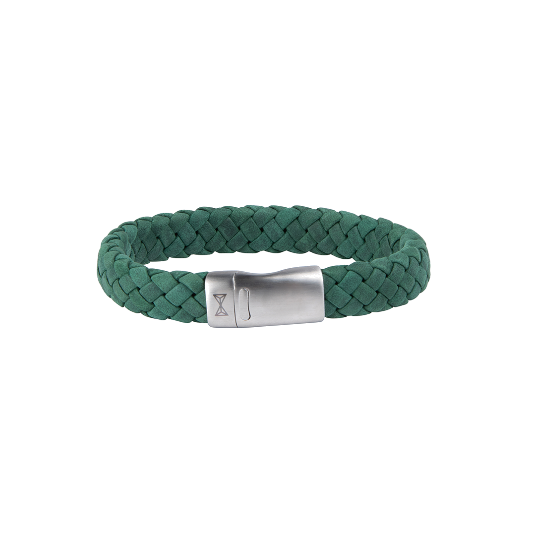 Deze armband is van het merk AZE Jewels. Het is een herensieraad gemaakt van leer. De armband is groen van kleur.
