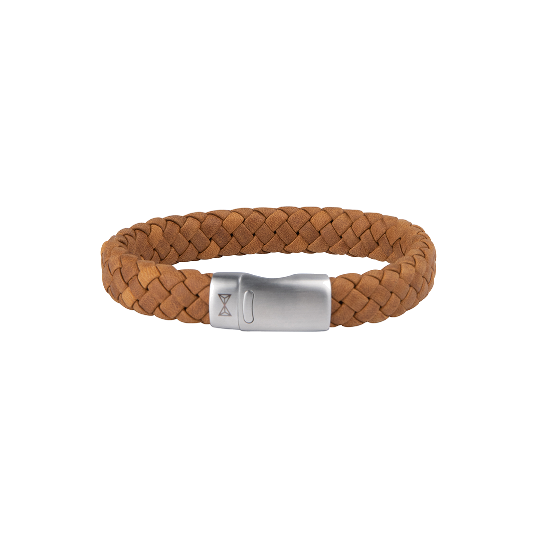 Deze armband is van het merk AZE Jewels. Het is een herensieraad gemaakt van leer. De armband is bruin van kleur.
