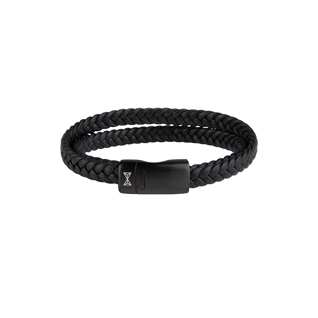 Nette enkele wikkelarmband met twee gevlochten zwarte banden die samenkomen in een stalen sterke mat geborstelde zwarte sluiting. Gemaakt van hoogwaardig leer. Ook verkrijgbaar in bruin en zwart met geborsteld staal look. Deze armband is perfect te combineren met andere Aze armbanden maar kan ook prima op zichzelf gedragen worden.
