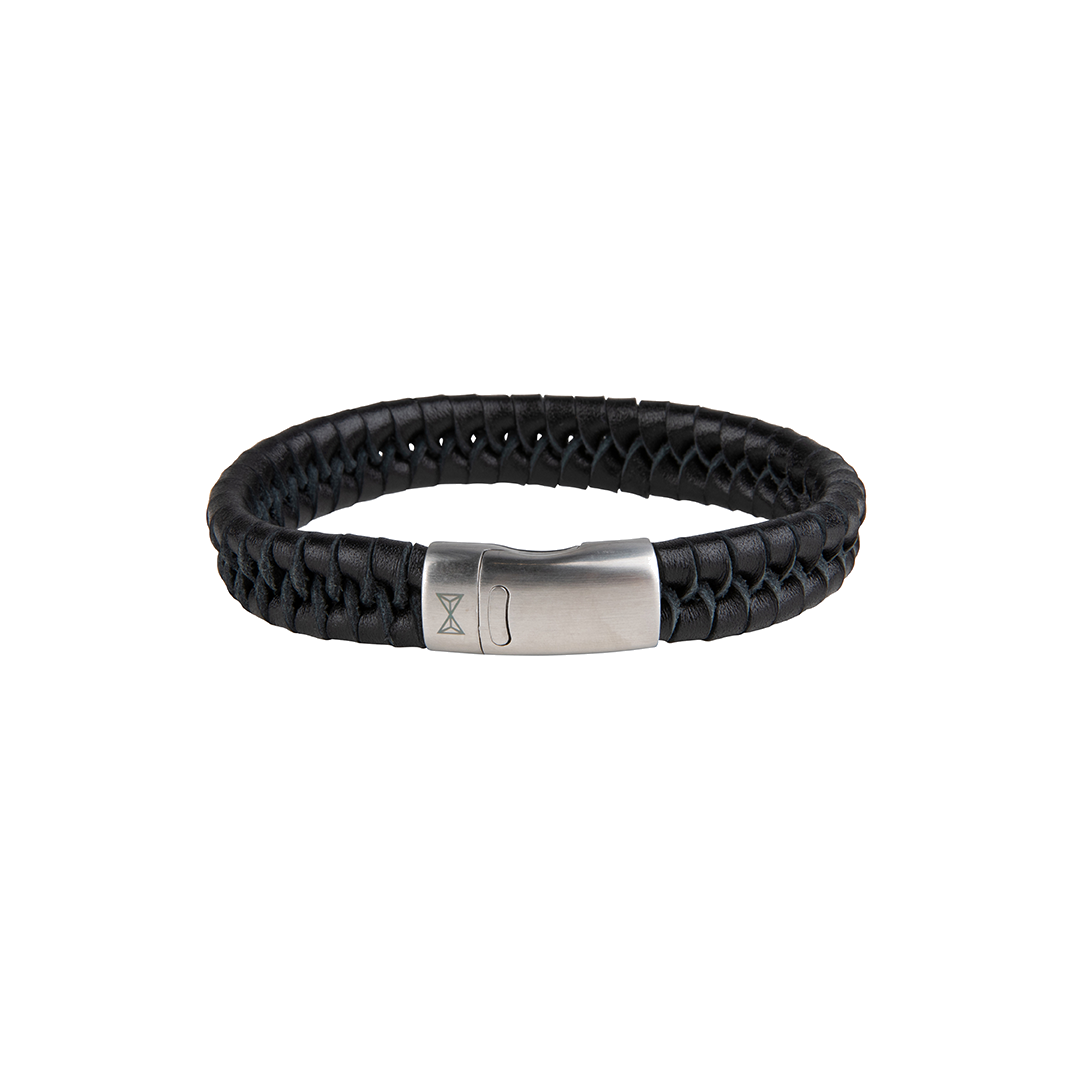 Dit stuk vakmanschap van hoge kwaliteit, gemaakt door onze ambachtslieden, is uniek in zijn soort en zal je doen opvallen. 

De Twisted Wave armband is perfect gevlochten van hoogwaardig zacht leer. Door het mooie leerpatroon is er aandacht besteed aan de kleinste details. Beveiligd door een stalen magnetische sluiting die altijd stevig om je pols blijft zitten. 

Draag het alleen of samen met andere Aze-sieraden. De Twisted Wave is ook verkrijgbaar in bruin.