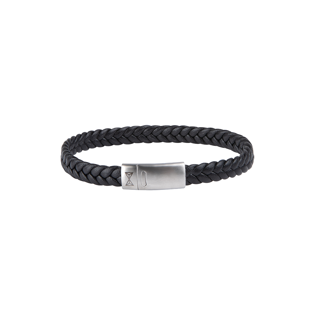 Deze armband is van het merk AZE Jewels. Het is een herensieraad gemaakt van leer. De armband is zwart van kleur.