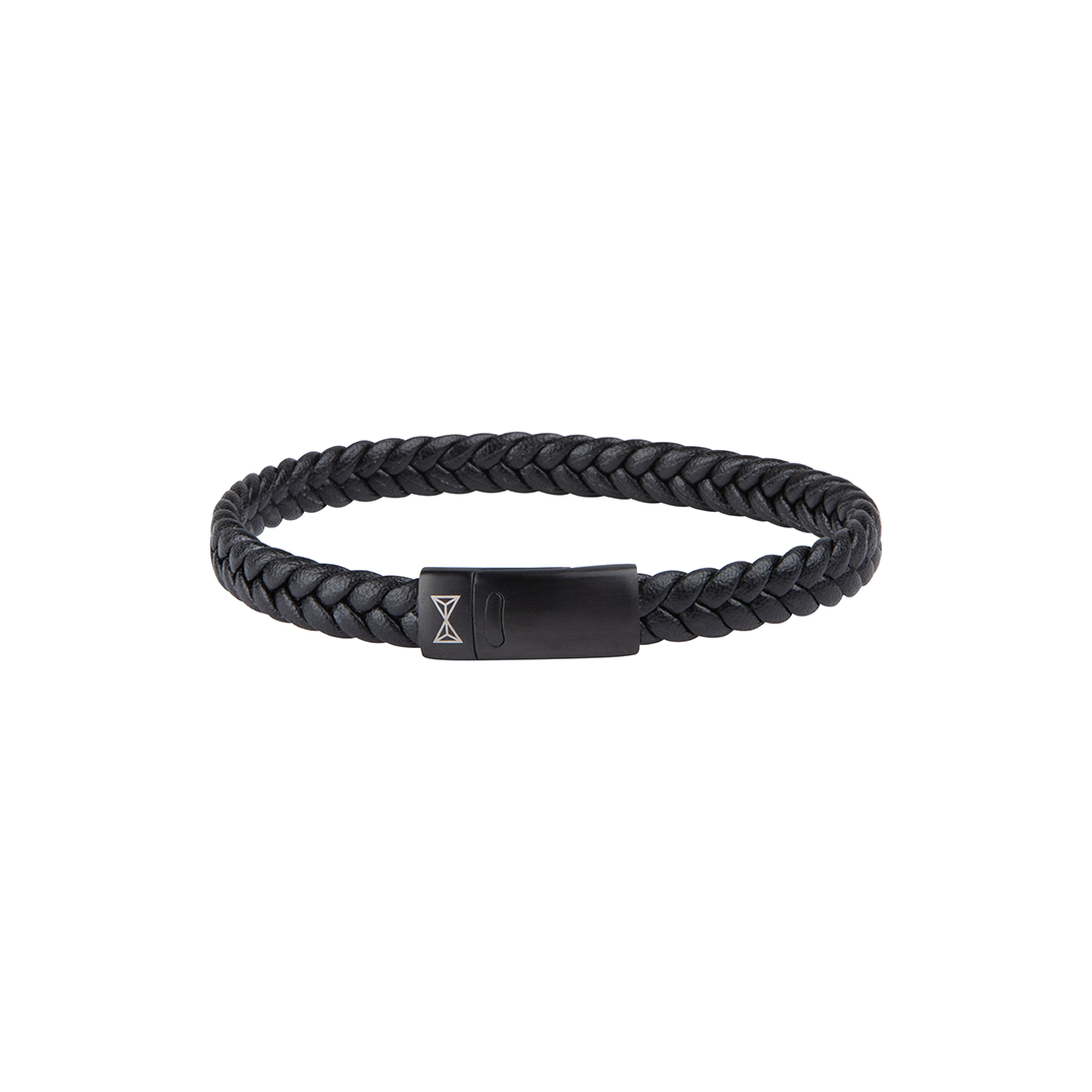 Dit tijdloze model is voorzien van een gevlochten design. De armband is gemaakt van fijn leer dat met de tijd nóg mooier wordt. Combineer deze armband gemakkelijk met uw horloge, of andere armbanden. De platte sluiting is gemaakt van staal, deze is gemakkelik te openen door het simpele magneetslot op te tillen.