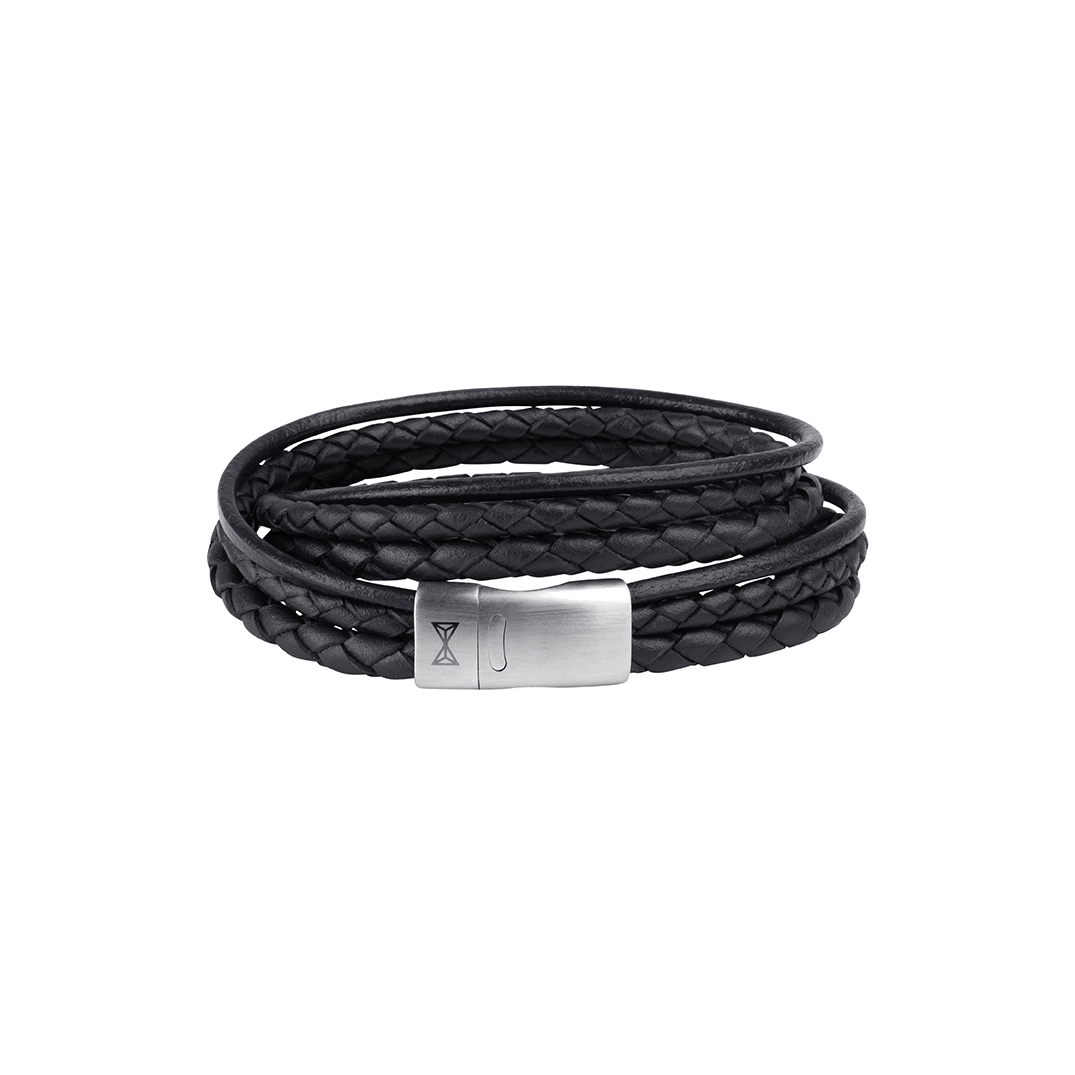 Deze armband is van het merk AZE Jewels. Het is een herensieraad gemaakt van leer. De armband is zwart van kleur.