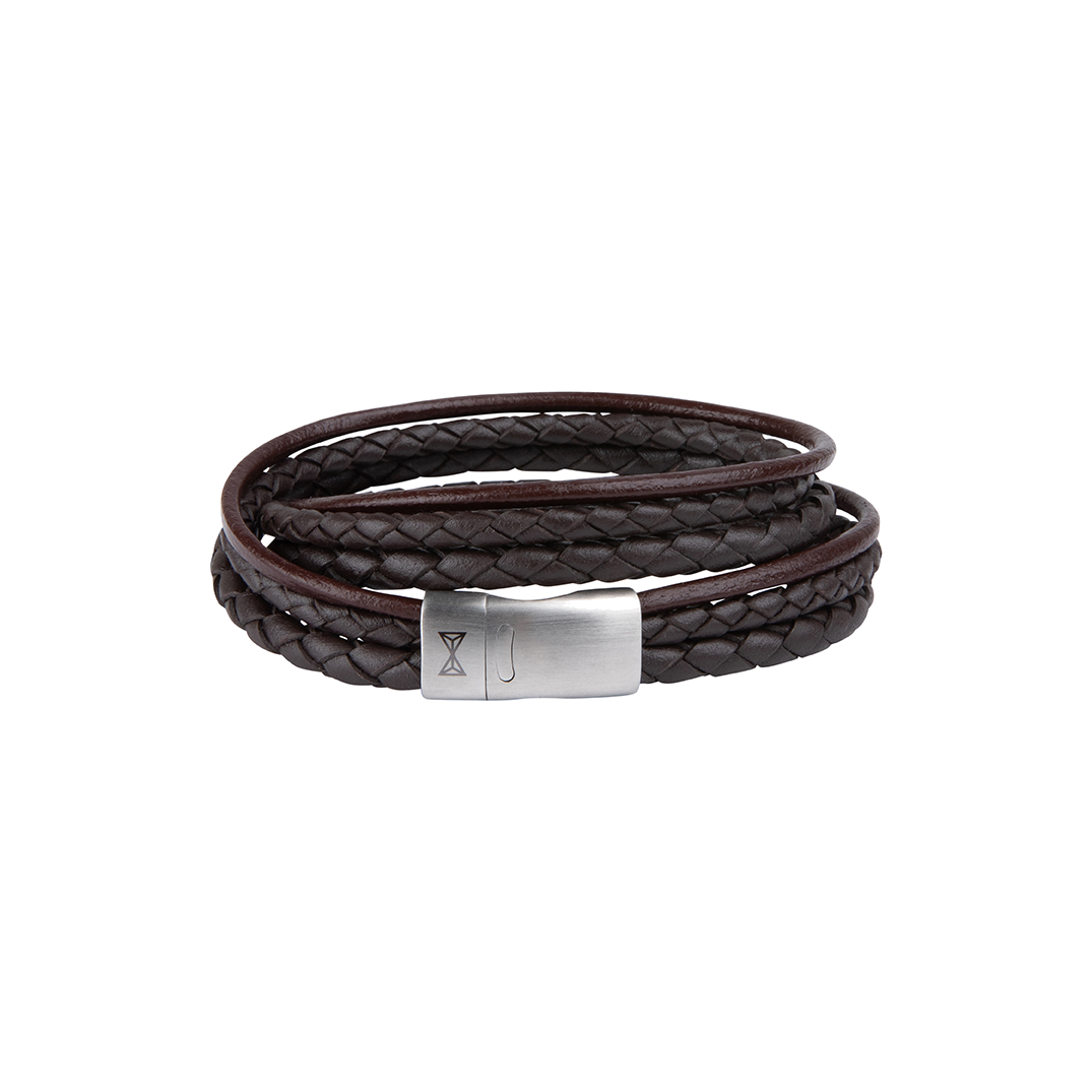 Deze armband is van het merk AZE Jewels. Het is een herensieraad gemaakt van leer. De armband is bruin van kleur.