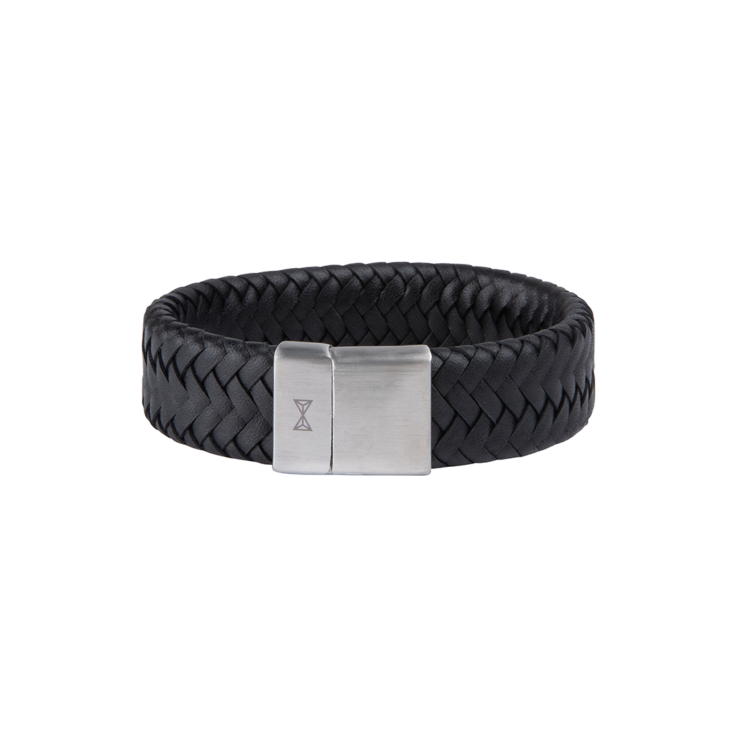 Deze armband is van het merk AZE Jewels. Het is een herensieraad gemaakt van leer. De armband is zwart van kleur.