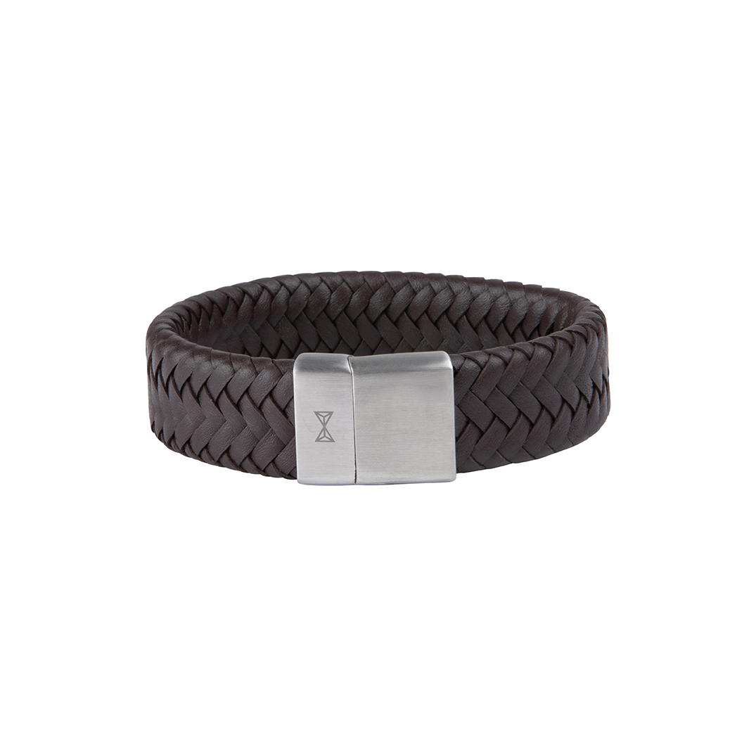 Deze armband is van het merk AZE Jewels. Het is een herensieraad gemaakt van leer. De armband is bruin van kleur.