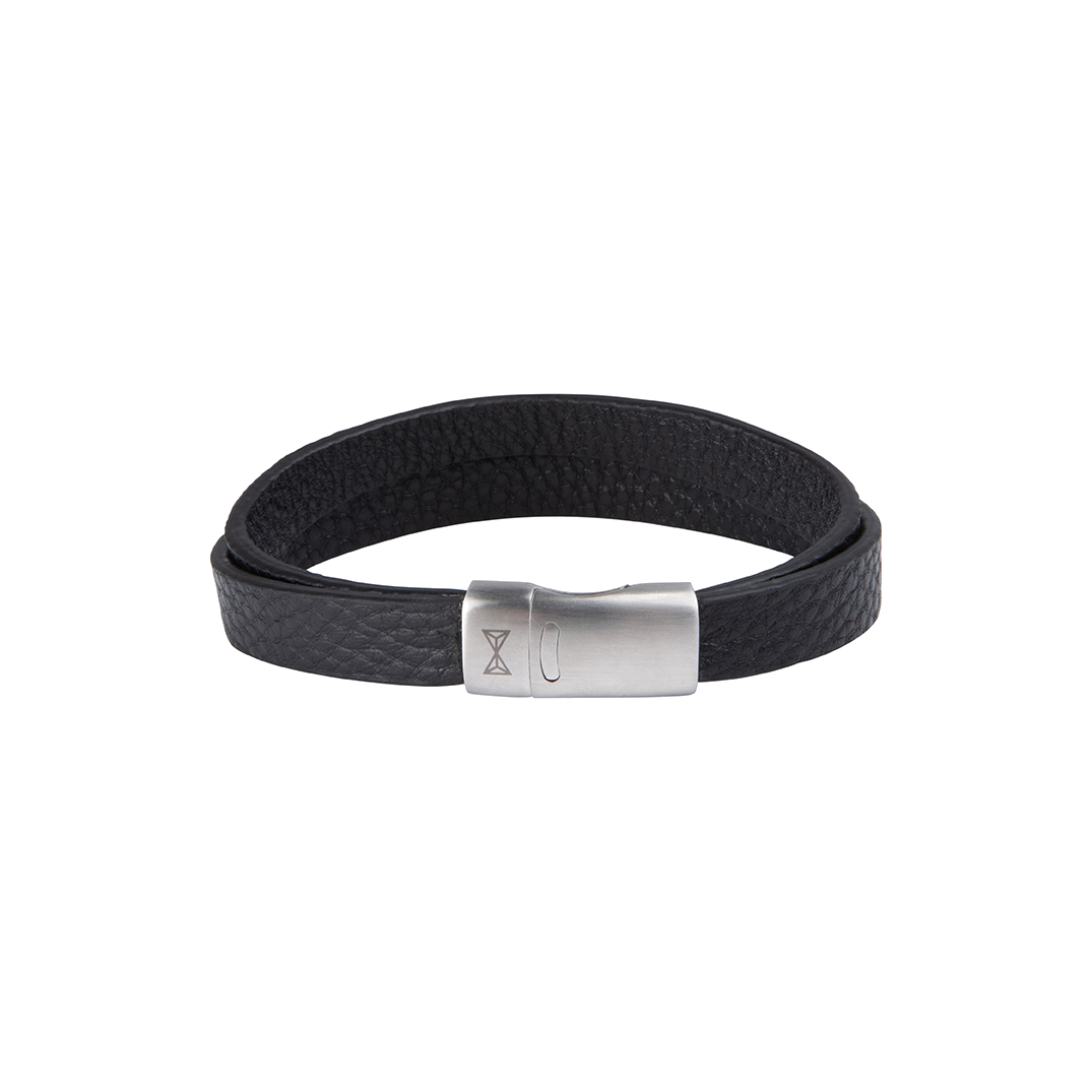 Deze armband is van het merk AZE Jewels. Het is een herensieraad gemaakt van leer. De armband is zwart van kleur.