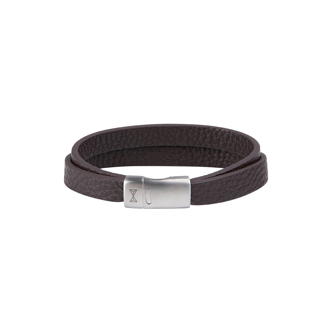 Deze armband is van het merk AZE Jewels. Het is een herensieraad gemaakt van leer. De armband is bruin van kleur.