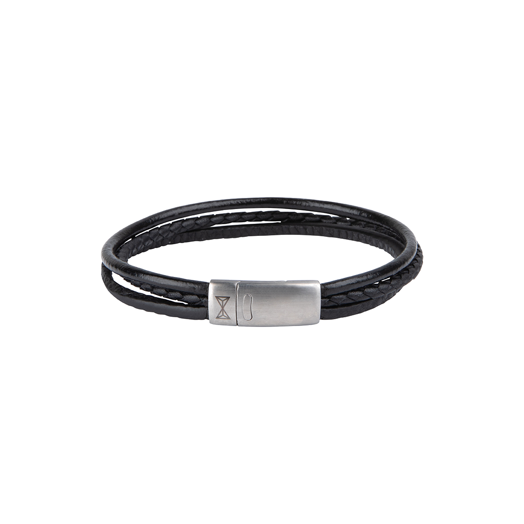 Deze armband is van het merk AZE Jewels. Het is een herensieraad gemaakt van leer. De armband is zwart van kleur.