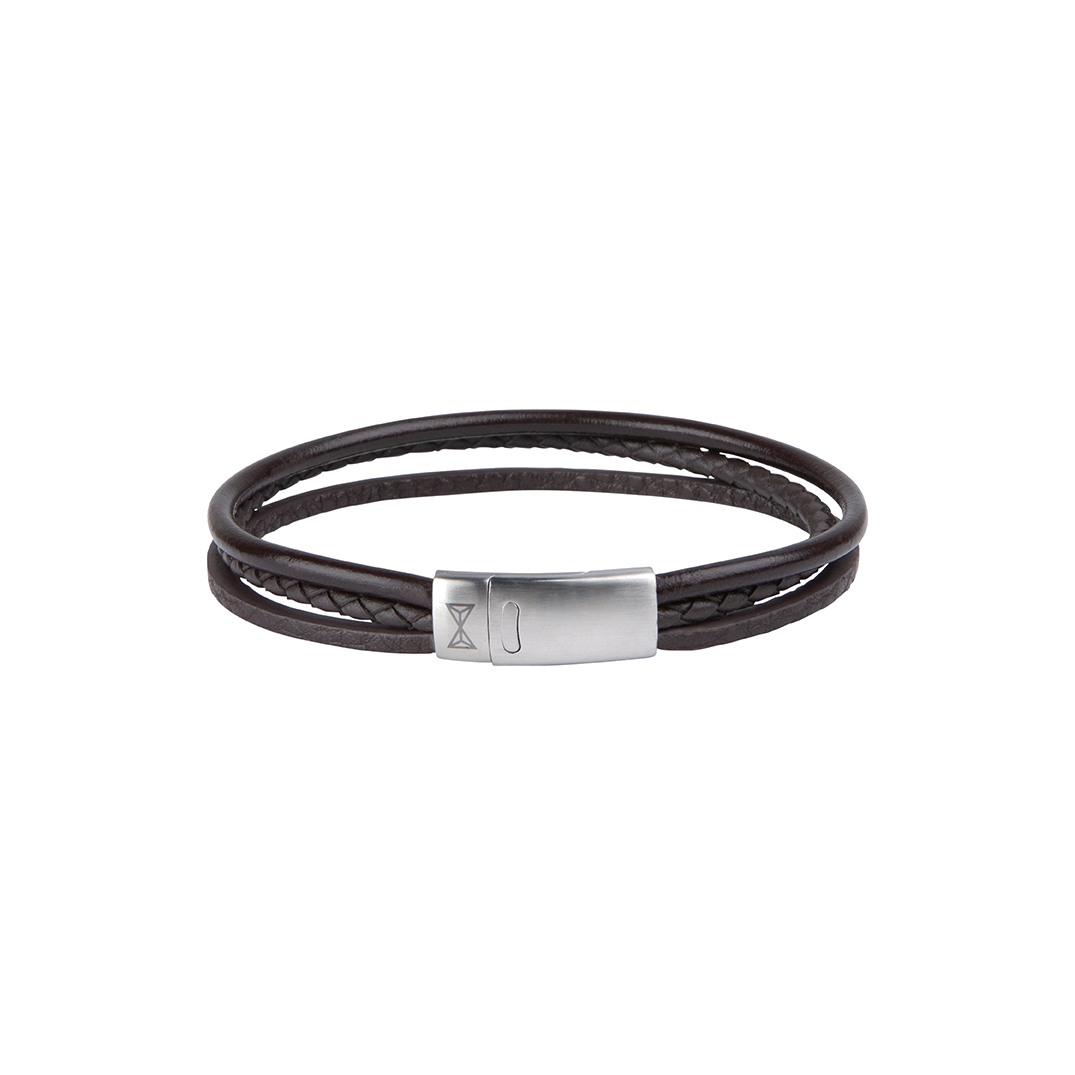 Deze armband is van het merk AZE Jewels. Het is een herensieraad gemaakt van leer. De armband is bruin van kleur.
