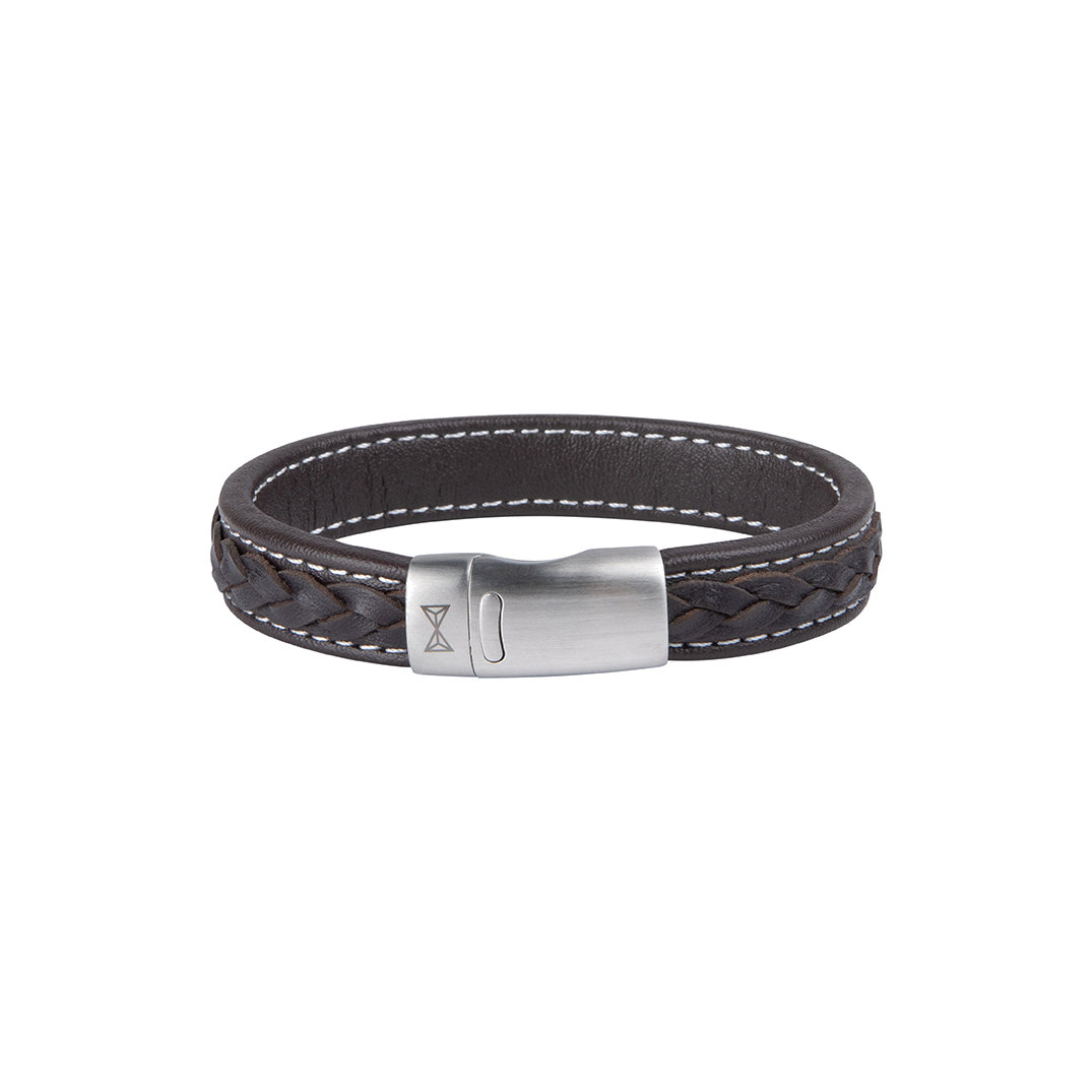 Retro Wave Brown (21,0cm)
Dit hoogwaardige stukje vakmanschap, gemaakt door onze ambachtslieden, is uniek in zijn soort.

De Retro Wave armband is perfect gevlochten van hoogwaardig zacht leer. Door het prachtige leerpatroon is er aandacht besteed aan de kleinste details. Vastgezet met een stalen magneetsluiting die altijd stevig om je pols blijft zitten