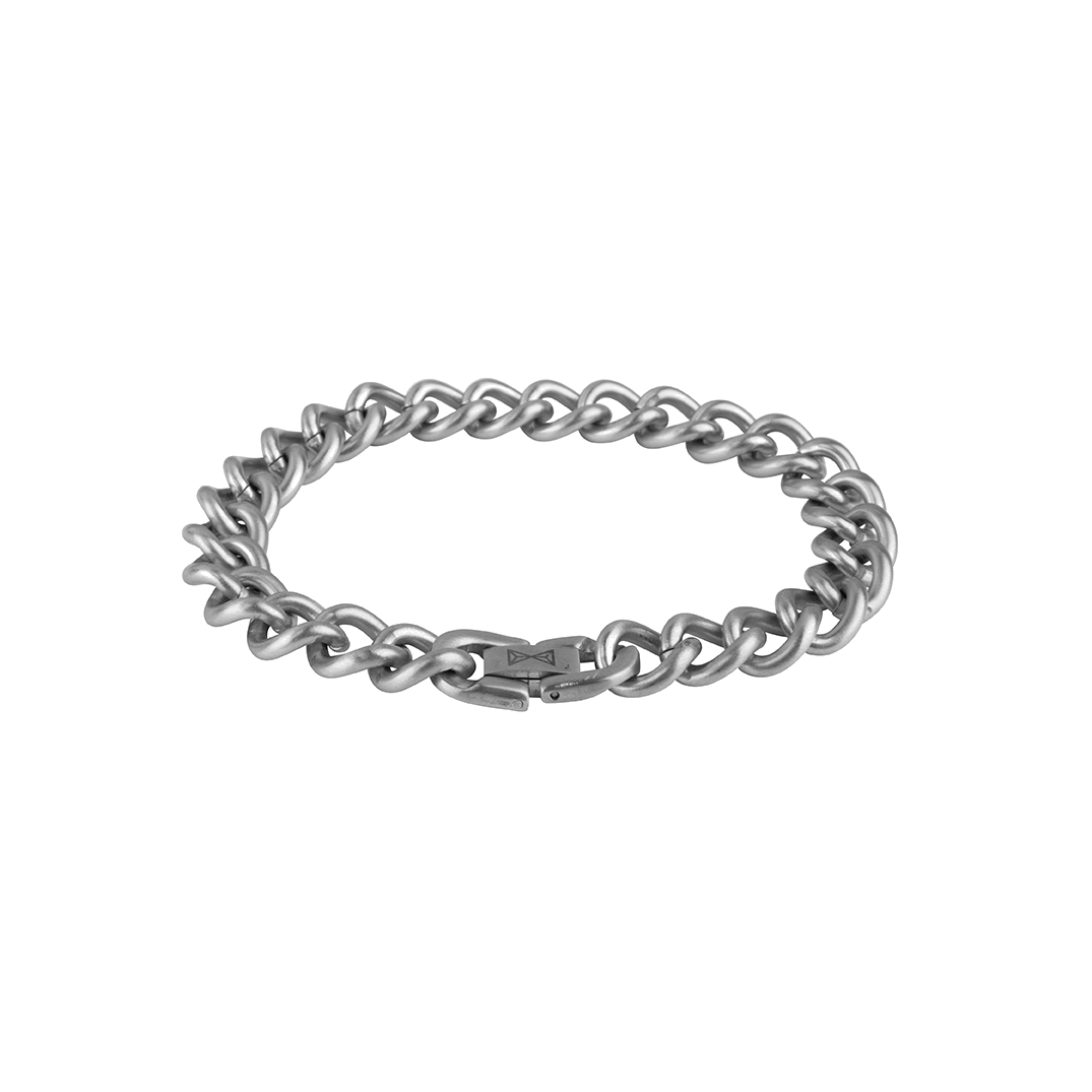 Goede kwaliteit raakt nooit uit de mode. Combineer je het met een tijdloos design, dan krijg je een armband waarmee je echt een statement kunt maken. De Gourmette Satin voegt een gedurfd detail toe aan je toch al stoere look. Deze armband heeft een tijdloos design met klassieke roestvrijstalen schakels in een stijlvolle, trendy mat zilvertint. Afgewerkt met een gebruiksvriendelijk sterk slot.