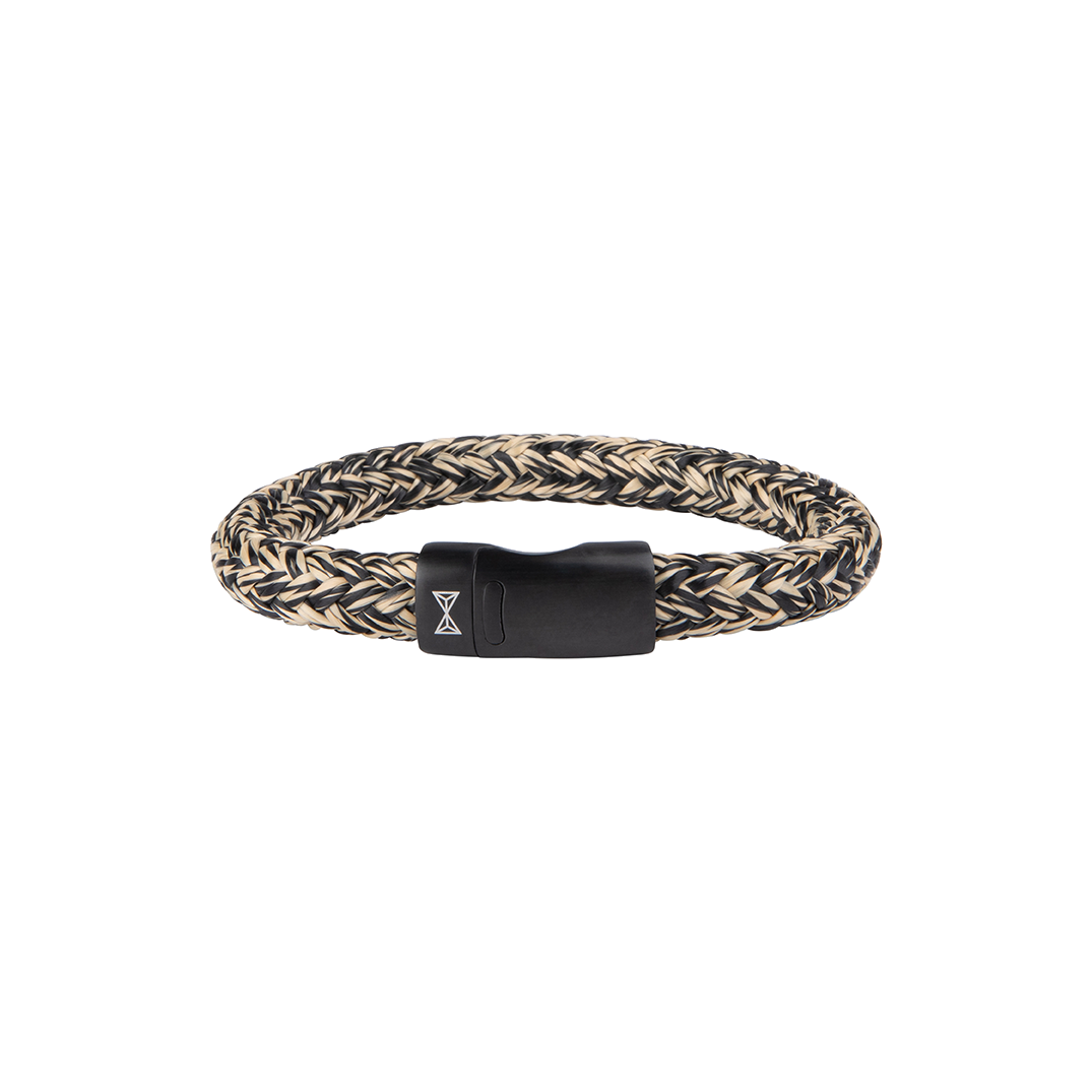 Deze armband is van het merk AZE Jewels. Het is een herensieraad gemaakt van touw. De armband is beige van kleur.