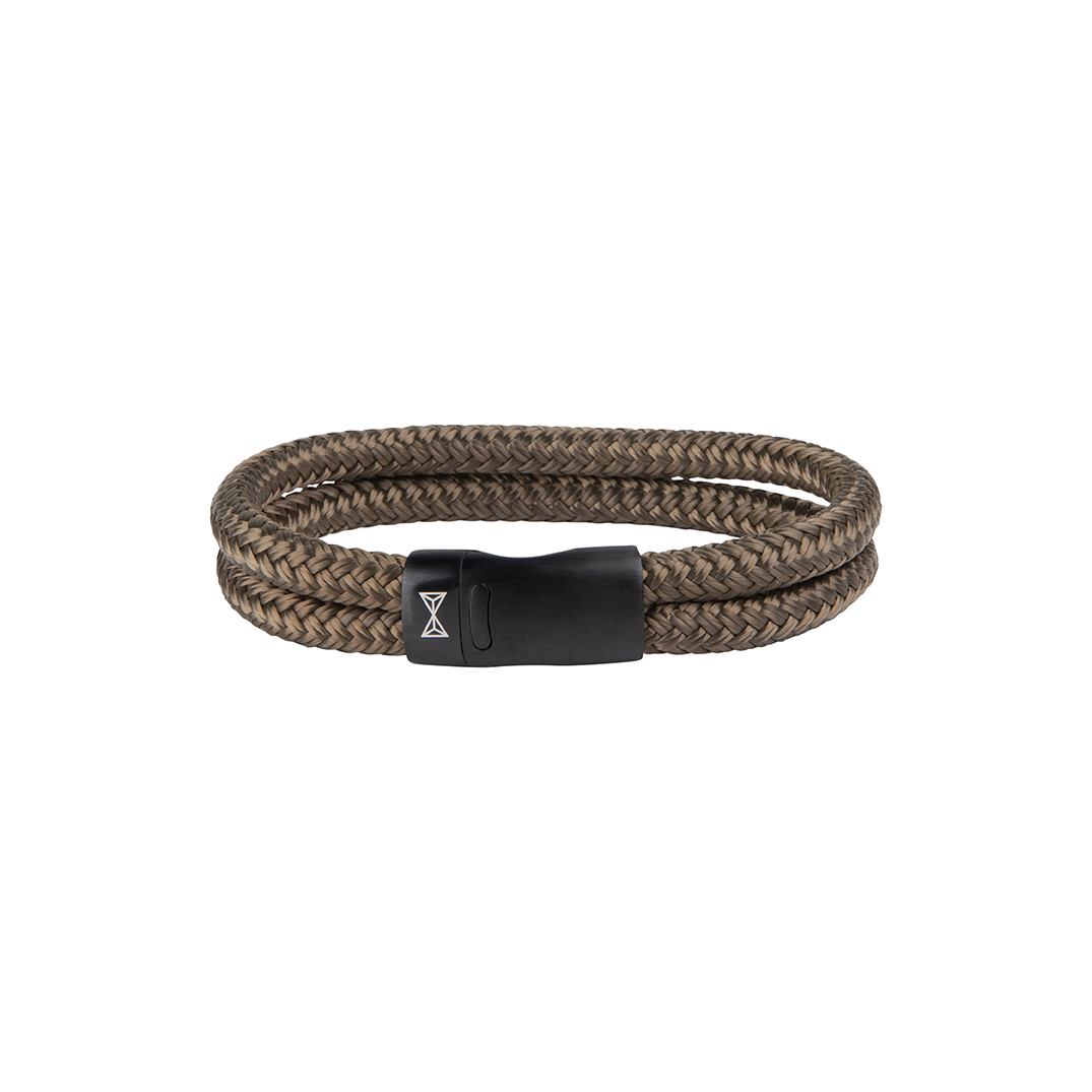 Stoere herenarmband van AZE Jewels. De armband is gemaakt door de oudste touw fabrikant van Nederland. Het gevlochten touw wordt o.a. gebruikt voor de grootste jachten ter wereld, deze armband heeft 2 bandjes van 6 mm. Gemaakt van hoogwaardig polyester wat zeer sterk en duurzaam is. De armband sluit met een sterke stainless steel magneetsluiting zodat de armband goed aan je pols blijft zitten. Ideaal om te combineren met verschillende (AZE Jewels) armbanden. De armband heeft een lengte van 21 cm.