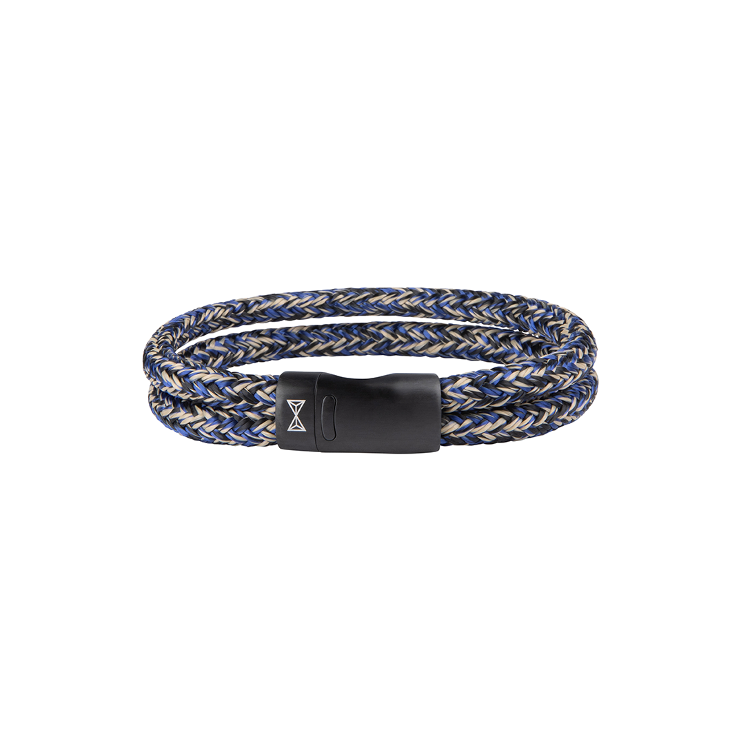 Deze armband is van het merk AZE Jewels. Het is een herensieraad gemaakt van touw. De armband is zwart van kleur.