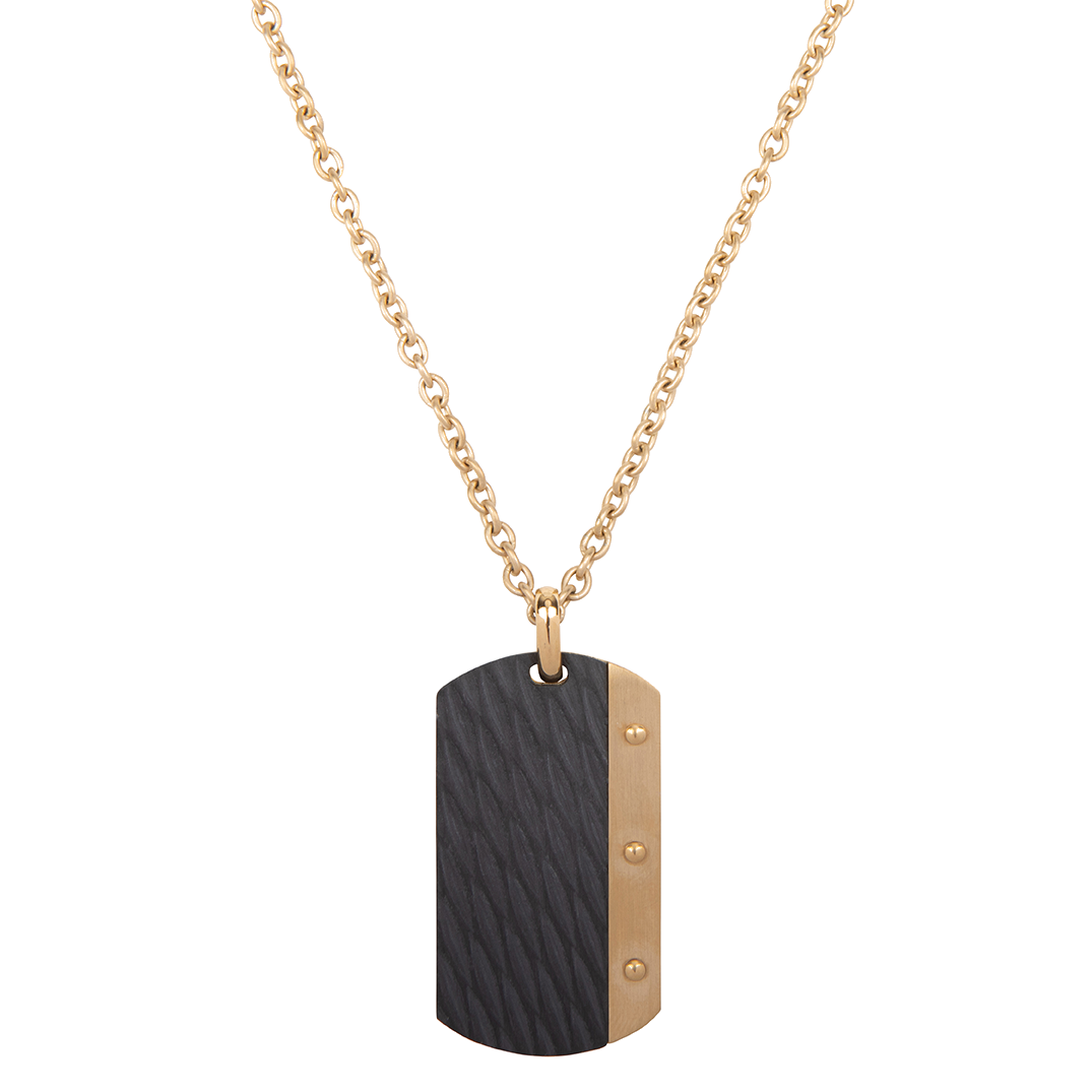 Deze klassieke en tijdloze ketting bestaat uit een enkele dogtag hanger. Aan de voorkant zit een zwart carbon detail en aan de achterkant is het Aze logo subtiel afgewerkt. Hij is gemaakt van 316L staal en heeft een goudkleurige look.
De collier heeft een lengte van 70cm met een verlengstuk van 10cm.