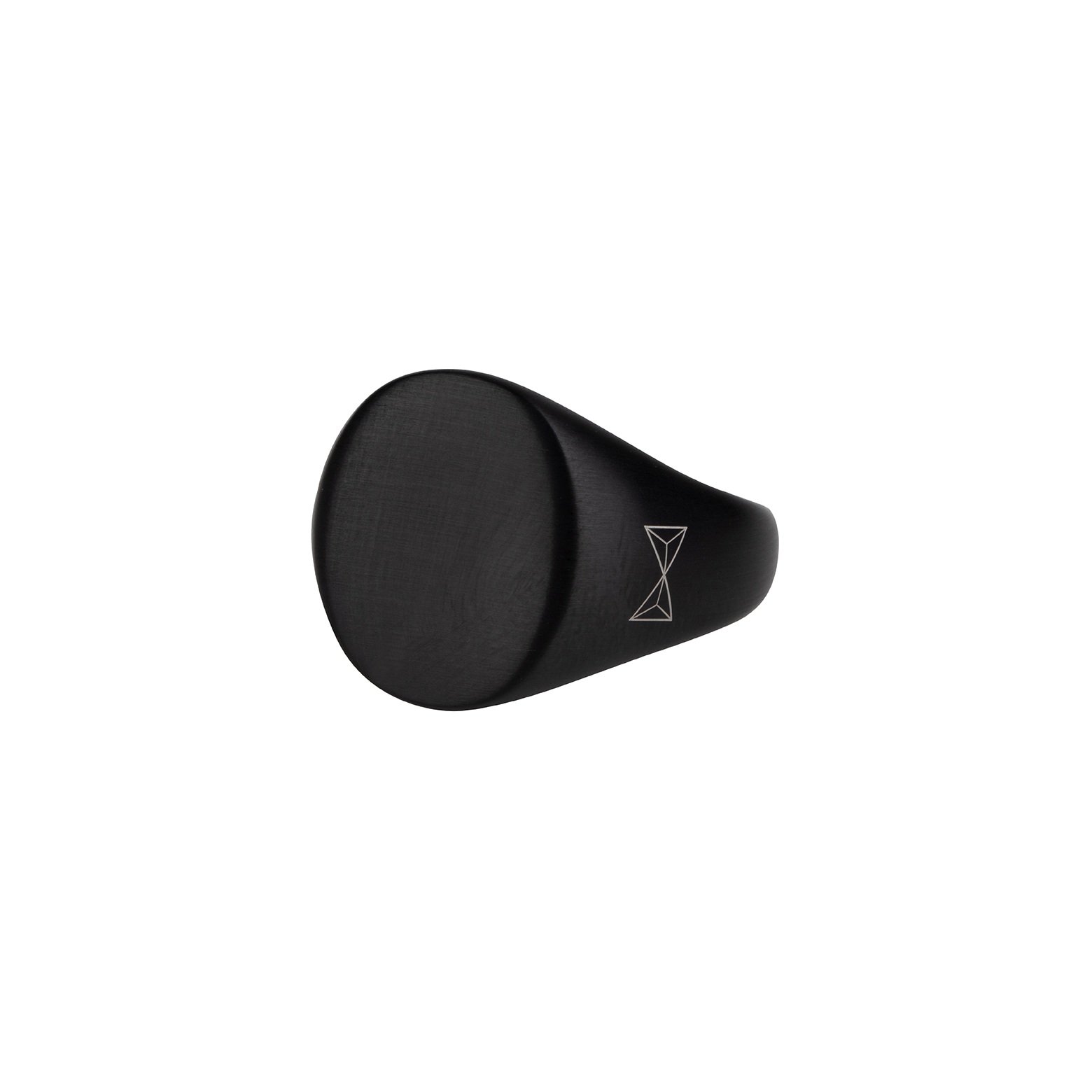Dit tijdloze model staat bekend om zijn pure eenvoud en klassieke uitstraling. Draag het om je ringvinger of pink of combineer het met andere Aze sieraden. Deze ronde zegelring is gemaakt van geborsteld zwartkleurig 316L staal. Afgewerkt met het Aze-logo aan de binnen- en buitenkant van de ring.