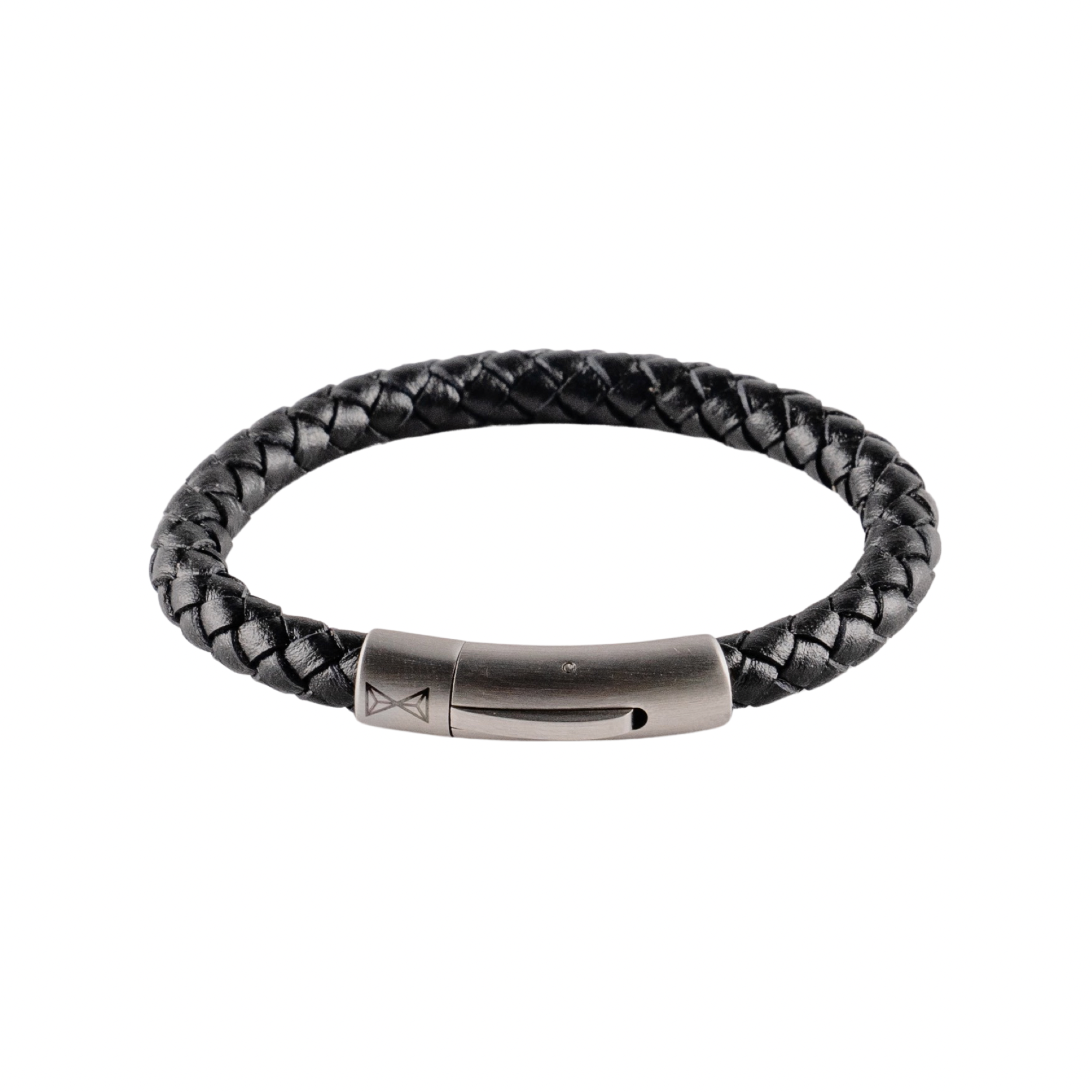 Deze armband is van het merk AZE Junior. Het is een jongenssieraad gemaakt van leer. De armband is zwart van kleur.
De verdere specificaties van dearmband zijn als volgt:
Glans : Nee
Productmaat : 165
Sluiting :Scharnier-slot