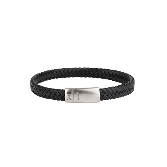 Dit tijdloze model heeft een eenvoudig gevlochten design. Glad, fijn leer dat met de tijd mooier wordt. Perfect te combineren met je horloge of andere Aze producten. Het platte slot is gemaakt van staal en kan eenvoudig worden geopend door het eenvoudige magneetsysteem.
