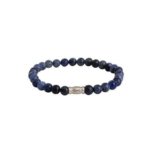Stijlvol en minimalistisch. Deze armband is gemaakt van hoogwaardige edelstenen die perfect te combineren is met zowel formele als casual kleding. Gemaakt met gladde sodalietkralen van 6 mm en een subtiel zilveren 925 slotje. Het sterke elastische koord houdt deze armband bij elkaar en zorgt voor een comfortabele pasvorm. De Sodaliet natuursteen kenmerkt zich door zijn helderblauwe kleur met witte aders die door de steen lopen. Combineer deze armband met andere Aze sieraden en geef je look die stijlvolle extra touch.