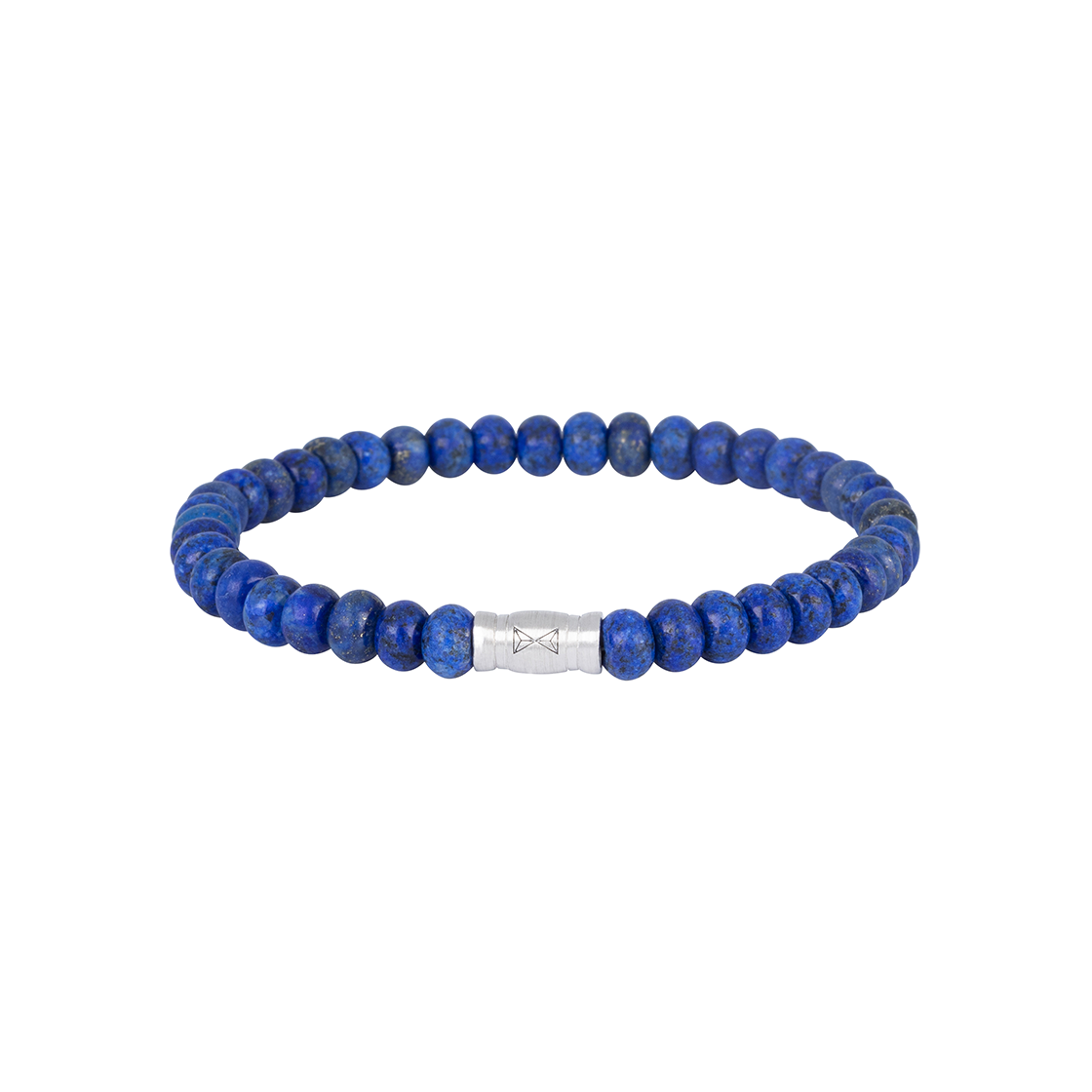 Gemaakt van 6 mm gladde Lapis Lazulli kralen en een subtiel zilver 925 slot. Het sterke elastische koord houdt deze armband bij elkaar en zorgt voor een comfortabele pasvorm. De Lapis Lazulli natuursteen kenmerkt zich door zijn diepe donkerblauwe kleur met gouden aderen die door de steen lopen. Combineer deze armband met andere Aze sieraden en geef jouw look een stijlvolle extra touch.