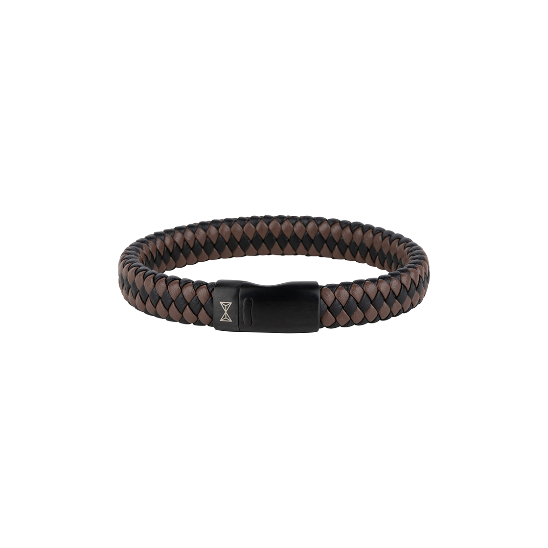 Stijlvol en tijdloos. Dat is waar deze armband voor staat. Deze armband past perfect bij iedereen en voegt onmiddellijk stijl toe aan je persoonlijkheid. Gemaakt van hoogwaardig zwart en bruin leer met een stalen zwart geborsteld slot. Deze armband is perfect te combineren met andere Aze sieraden.