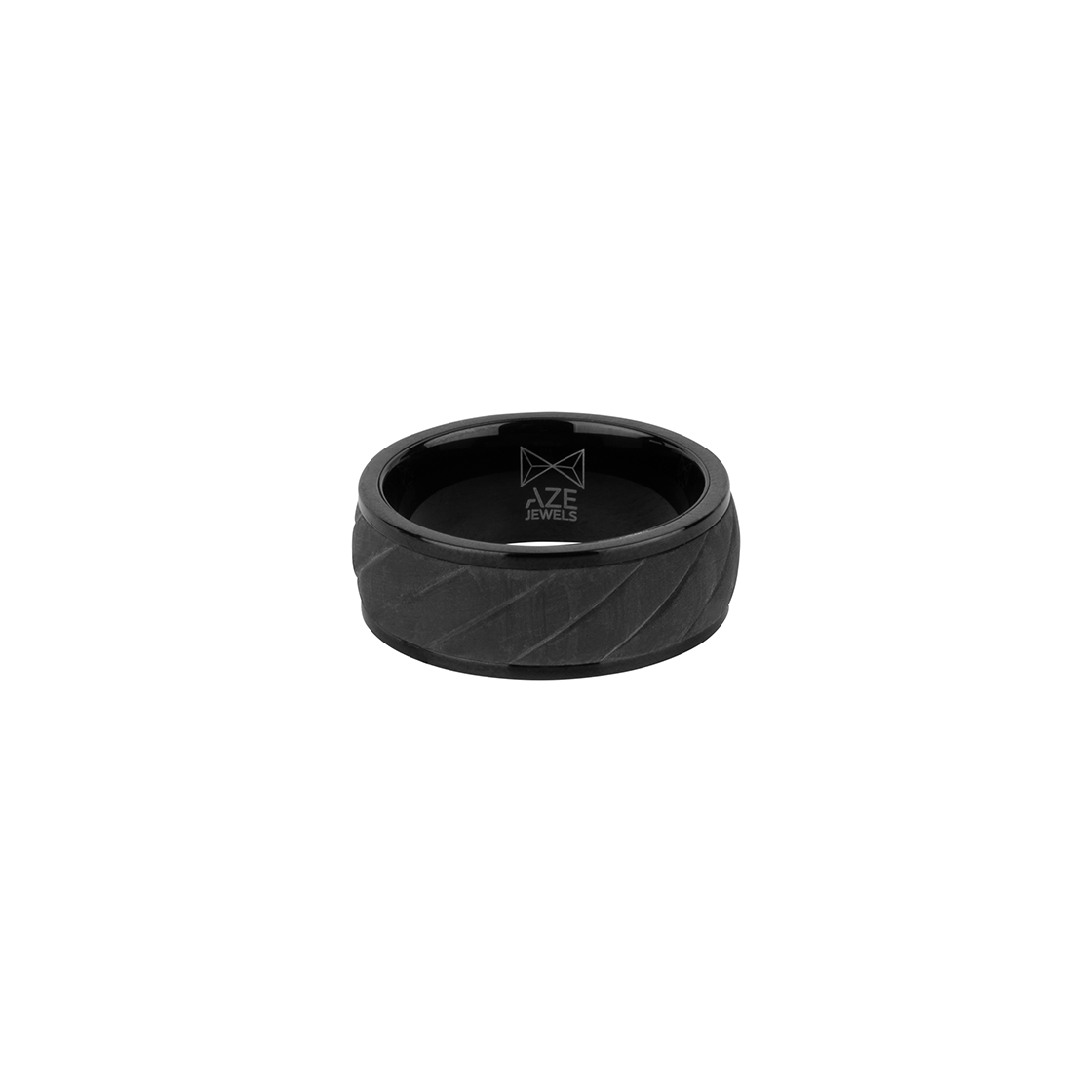 Dit elegante model staat bekend om zijn pure eenvoud en klassieke uitstraling. Deze ronde ring is gemaakt van zwartkleurig 316L staal en carbon. Afgewerkt met het Aze-logo aan de binnenkant van de ring.
