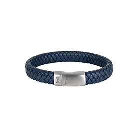 Stijlvol en tijdloos. Dat is waar deze armband voor staat. Deze armband is een perfecte pasvorm voor iedereen en voegt direct stijl toe aan je persoonlijkheid. Gemaakt van hoogwaardig donkerblauw leer met een stalen geborsteld slot. Deze armband is perfect te combineren met andere Aze sieraden.