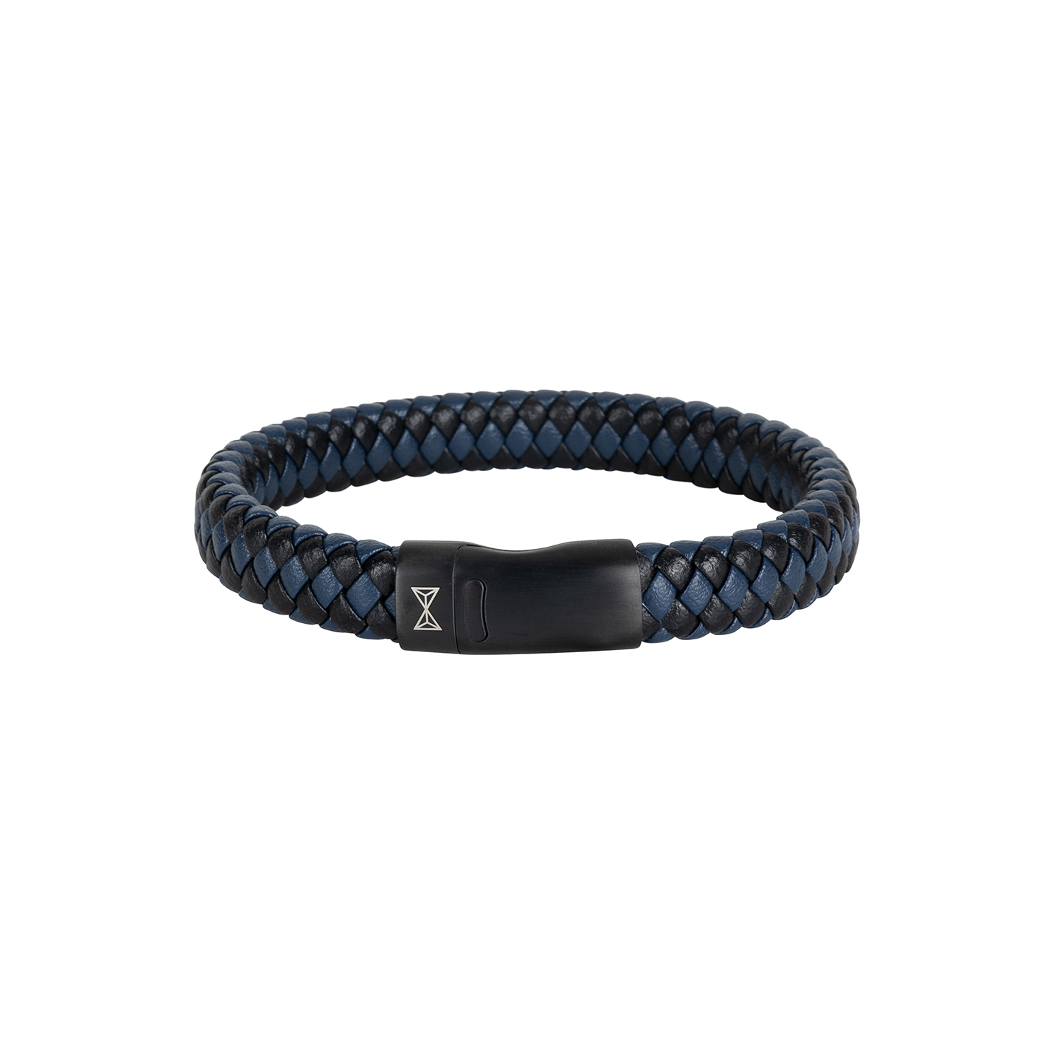 Stijlvol en tijdloos. Dat is waar deze armband voor staat. Deze armband is een perfecte pasvorm voor iedereen en voegt direct stijl toe aan je persoonlijkheid. Gemaakt van hoogwaardig donkerblauw en zwart leer met een stalen zwart geborsteld slot. Deze armband is perfect te combineren met andere Aze sieraden.