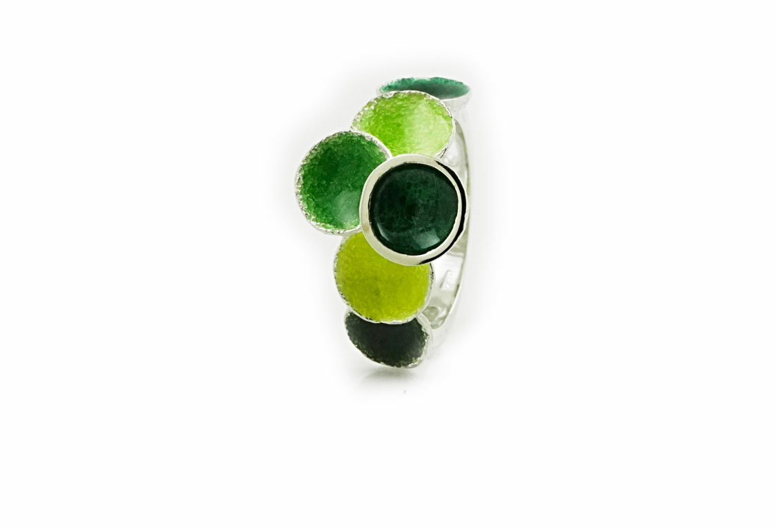 Zilveren ring afgewerkt met groene emaille