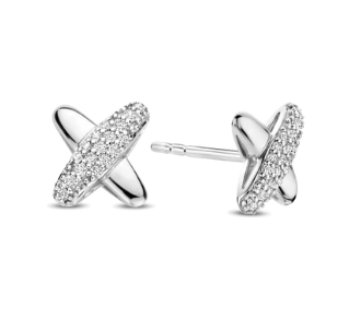 Omarm tijdloze en moderne elegantie met deze TI SENTO Silver Stud Earrings 7982ZI. Gemaakt van 925 sterling zilver en verguld met een waardevolle laag platina, hebben deze oorbellen een delicate kruisontwerp. Twee in elkaar verstrengelde ringen vormen het kruis, waarvan één is versierd met een schitterende pave van cubic zirconia die het licht prachtig vangt. De platina plating zorgt voor een blijvende schittering, waardoor het zilver stralend blijft en beschermd tegen krassen. Deze veelzijdige studs bieden een vleugje Art Deco-geïnspireerde stijl die elke outfit aanvult. De combinatie van klassieke symboliek en modern ontwerp maakt ze perfect voor dagelijks gebruik of speciale gelegenheden. Draag deze zilveren studs solo voor een vleugje ingetogen elegantie, of combineer ze met andere TI SENTO-stukken voor een gepersonaliseerde look die je individuele stijl weerspiegelt. Met zorg vervaardigd voor gevoelige huid, zorgen deze nikkelvrije en hypoallergene studs voor langdurig comfort en kwaliteit.
