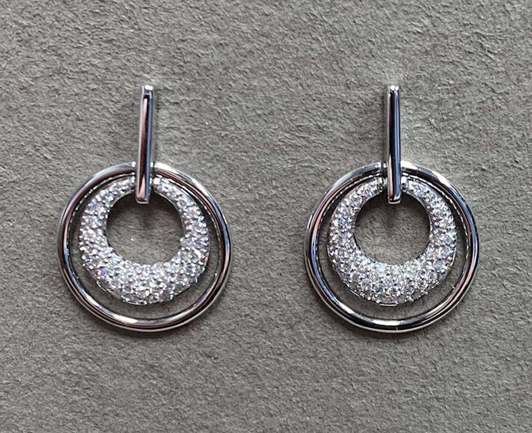14 Karaat witgouden fantasie oor stekers gemaakt van 2 in elkaar geplaatste cirkels met briljant. Diameter 15 mm. briljant 0.48 crt H/SI. 